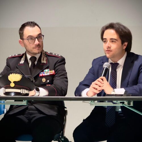 SESTO IMOLESE, INCONTRO PUBBLICO SULLA SICUREZZA CONTRO FURTI E TRUFFE, PRESENTE IL CAPITANO LAVIGNA E L’AVVOCATO NICOLAS VACCHI: “OTTIMO LAVORO DELLE FORZE DELL’ORDINE SUL CAMPO MA IMPORTANTI PREVENZIONE E INFORMAZIONE DEI CITTADINI”