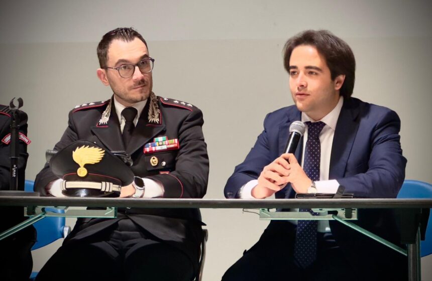 SESTO IMOLESE, INCONTRO PUBBLICO SULLA SICUREZZA CONTRO FURTI E TRUFFE, PRESENTE IL CAPITANO LAVIGNA E L’AVVOCATO NICOLAS VACCHI: “OTTIMO LAVORO DELLE FORZE DELL’ORDINE SUL CAMPO MA IMPORTANTI PREVENZIONE E INFORMAZIONE DEI CITTADINI”